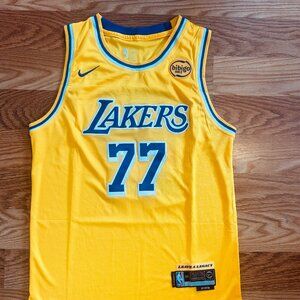 New Nike Men’s Large Luka Doncic Los Angeles Lakers #77 Gold Jersey